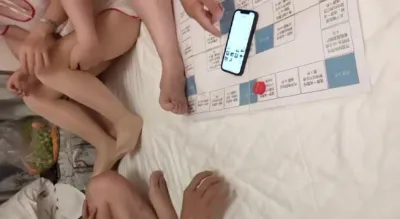 夫妻交换现场，玩飞行棋增加情趣~