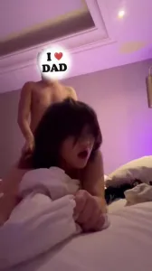 超級肥臀大奶骚货！脸接鸡巴穿着黑丝被乱干一顿，淫叫着好爽好爽最后又说
