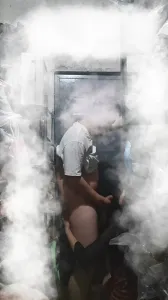 老公看的紧只好去她家地下室，他楼上刷手机我们地下室操逼