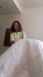刚送完娃就来找我的人妻 狠狠后入大屁股