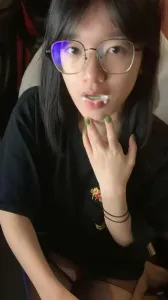 极品眼镜妹，反差感拉满，脱光光美乳嫩穴掰开特写，水嫩多汁，和男友啪啪