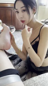 高冷御姐表面清冷高贵，私底下却跪着舔脚深喉吃鸡巴