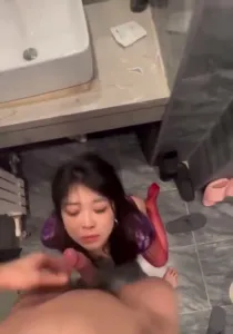 （露脸）骚货吃着肉棒，一脸骚样