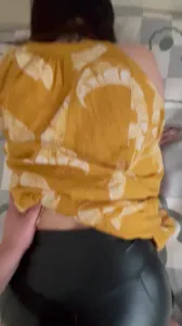 大屁股夹住鸡巴内射  想操吗？喜欢皮裤吗？