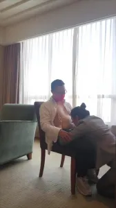 “（老板）我表现好了！你要奖励我”黑丝制服大长腿文秘来我房间为我降火