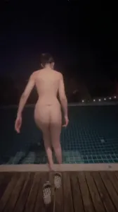 老婆和单男在泳池边3p
