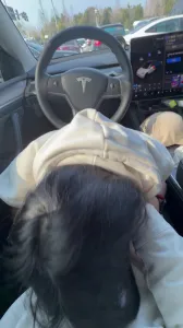 少妇在特斯拉里给我舔