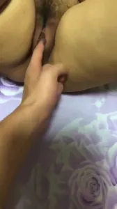 和48岁丰满大屁股肥臀熟女偷情，看着阿姨的肥逼一线天就特别有性欲