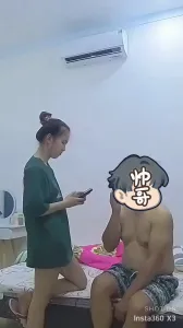 固定视角，女大学生和男朋友吵架被我乘虚而入  完整版看详情
