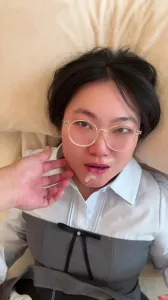 超顶绿帽大神 眼镜骚妹承接大哥专属定制！寄来的阳具前后攻穴，狂艹脱变