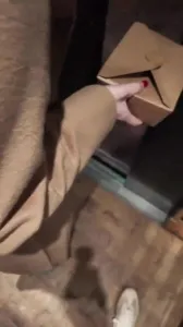 真实勾引男同事，团建后在酒店主动给男同事发裸照诱惑他 经不住诱惑出来
