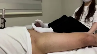 让下班的老婆直接用原味白棉袜给我足交，粗糙的白棉袜也能给我夹射！