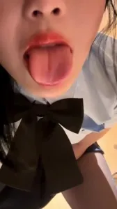 裸聊平台小骚货在公厕露出表演