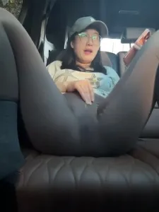 眼镜反差婊在车里隔着瑜伽裤揉逼挑逗（接一对一裸聊）