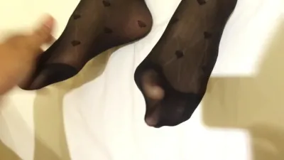 丝袜的脚加上嫩嫩的骚穴，只能无套中出女友(电报已更)