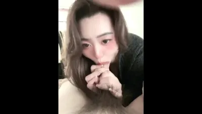 北京路步行街長發少婦居家自拍 床上全露臉低頭含弄 後入猛