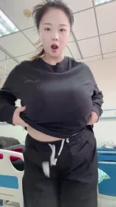 暴躁小护士病房甩奶子