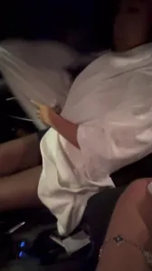 体制内小母狗，在她车上一边开车一边给我口，最后趴在车头干她。